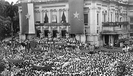 Mít tinh Tổng khởi nghĩa ở Quảng trường Nhà hát Lớn Hà Nội 19/8/1945. (Nguồn: baomoi.com)